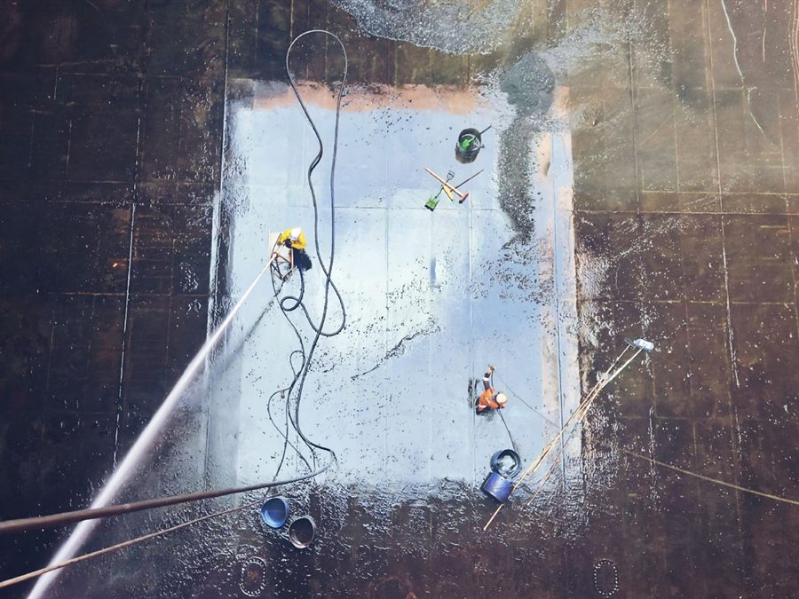 Operatori al lavoro nella pulizia di una grande superficie